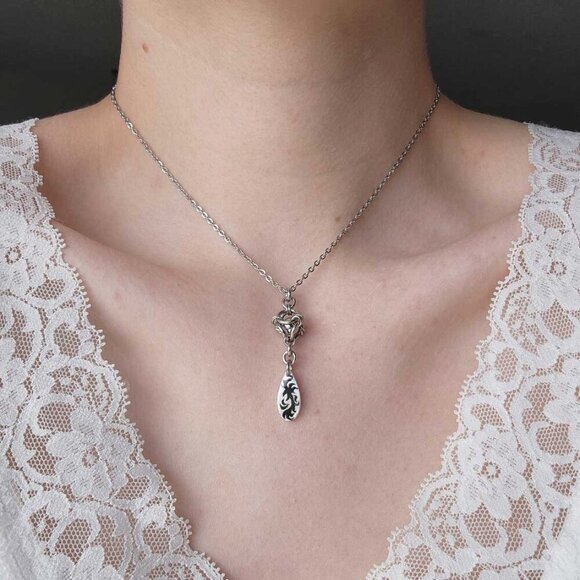 Gothic Victorian elegant teardrop caged silver pearl necklace - Picture 3 of 9